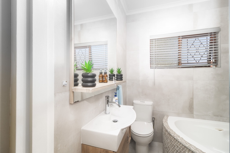 5 Bedroom Property for Sale in La Rochelle Western Cape